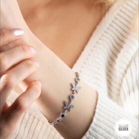 اسوارة الفراشتين والحجر الازرق