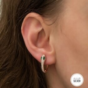 حلق الثعبان والعيون الخضراء