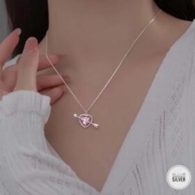 قلادة القلب والسهم واللامعة مع حجر الزركون الوردي