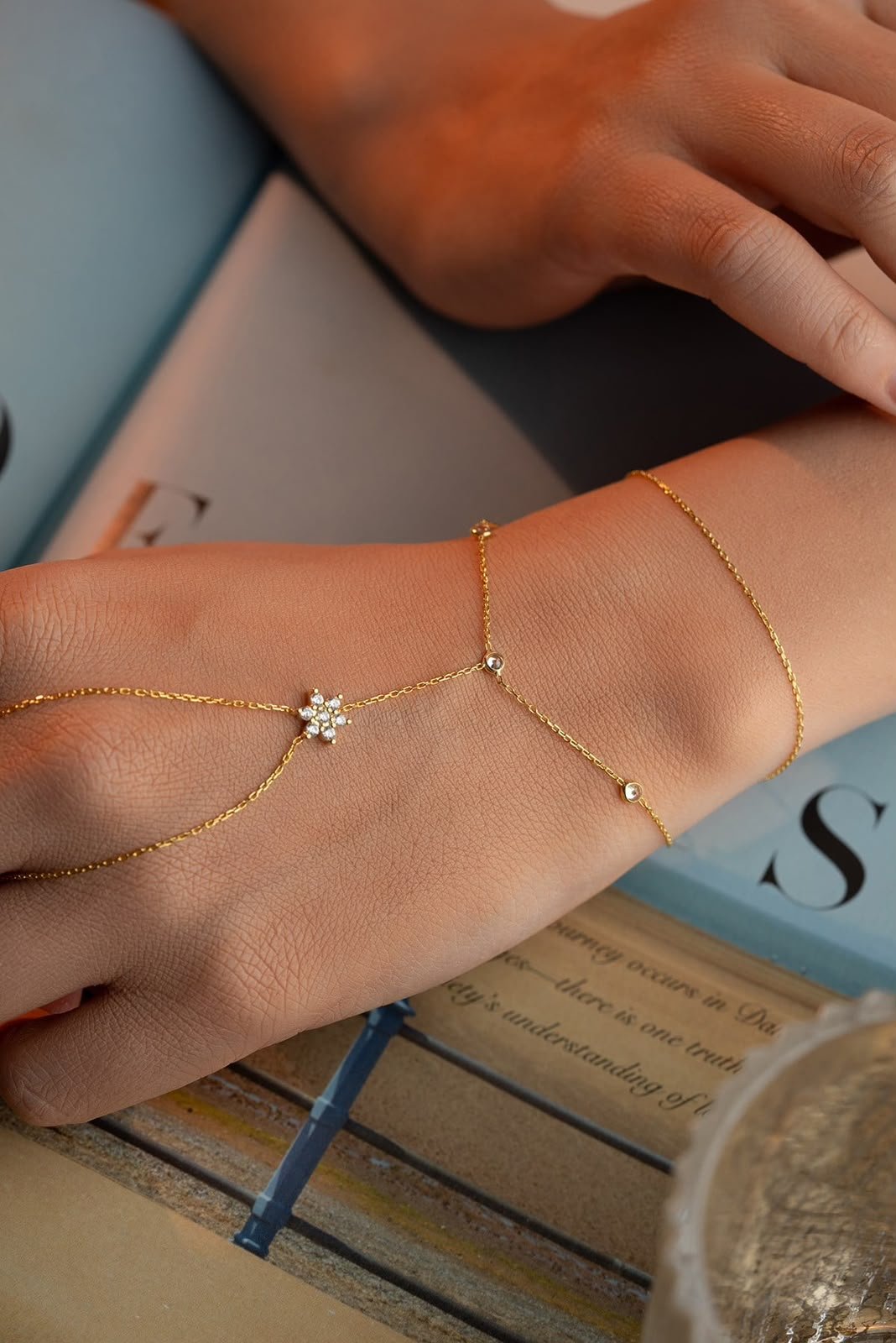 Sparkle Flower Hand Bracelet - الصورة 3